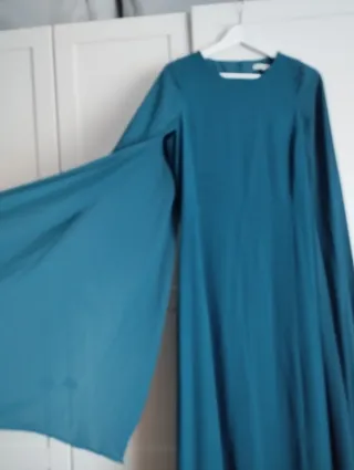 Vestido fiesta manga acampanada