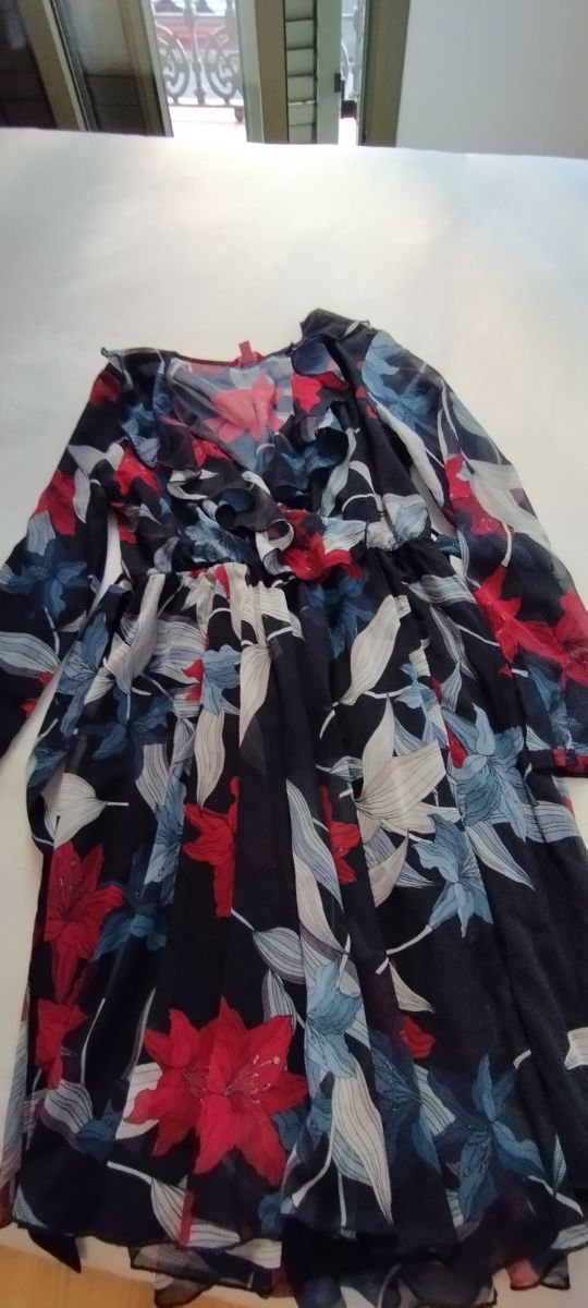 Vestido Guess floral manga larga.