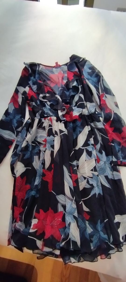 Vestido Guess floral manga larga.