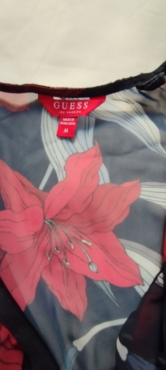 Vestido Guess floral manga larga.