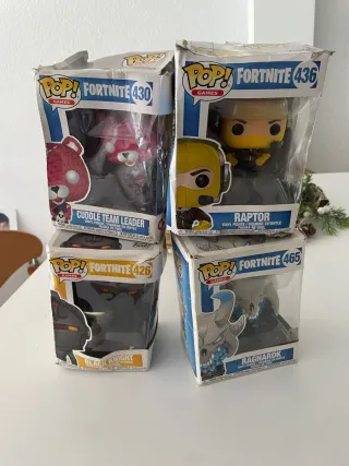  4 Funko Pop fortnite 

