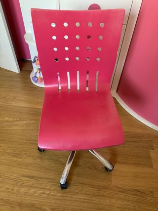 Escritorio y silla de oficina blanco y rosa