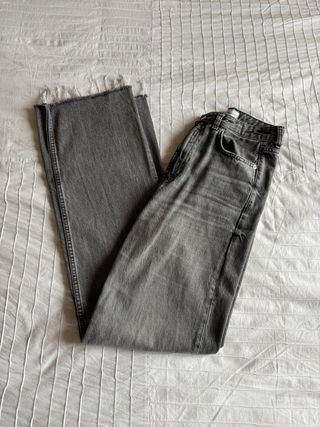 Pantalón vaquero gris de Zara