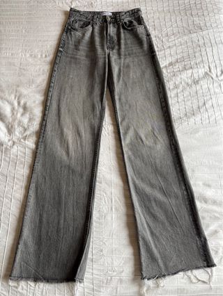 Pantalón vaquero gris de Zara
