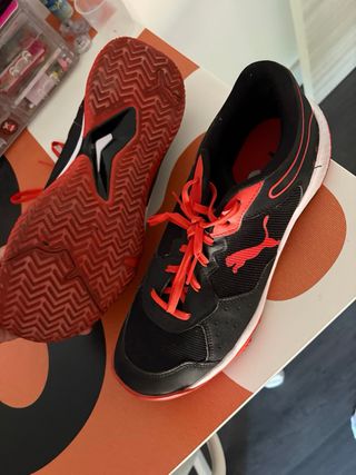 Zapatillas Puma Negras y Rojas