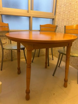 Mesa redonda de madera color cerezo 