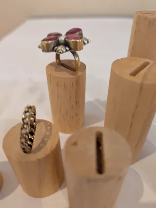 Conjunto de expositores de anillos de madera