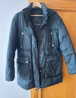 Chaqueta plumífero Pull&Bear negra.
