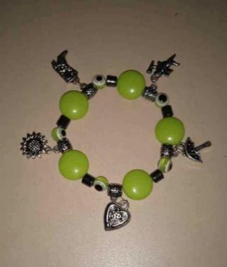 Pulsera elástica con cuentas verdes y dijes