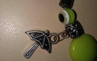 Pulsera elástica con cuentas verdes y dijes