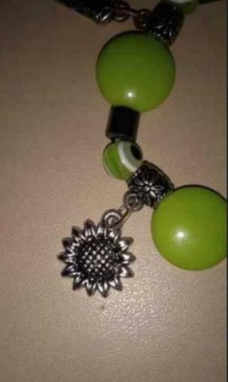 Pulsera elástica con cuentas verdes y dijes