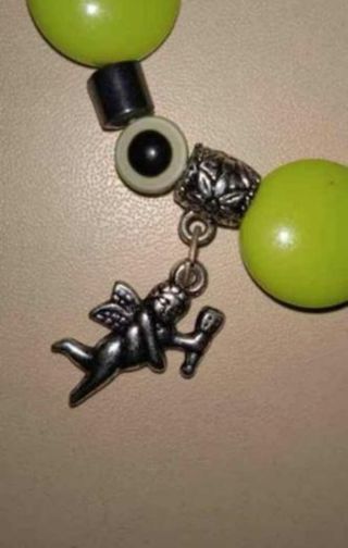 Pulsera elástica con cuentas verdes y dijes