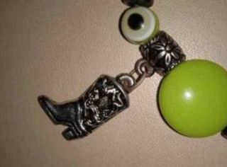 Pulsera elástica con cuentas verdes y dijes