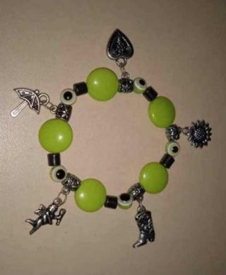 Pulsera elástica con cuentas verdes y dijes