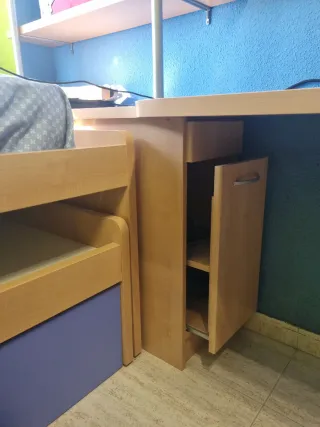 Habitación juvenil madera y azul