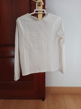 Camisa blanca de mujer con encaje