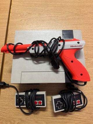Nintendo NES: 2 controller, Zapper e 3 giochi