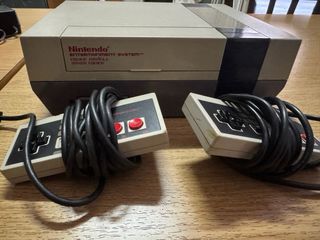 Nintendo NES: 2 controller, Zapper e 3 giochi
