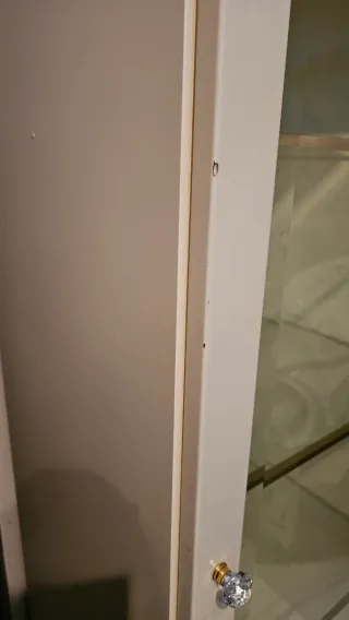 Vitrina de cristal y madera beige