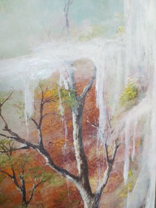 Paesaggio con finestra in legno e vetro