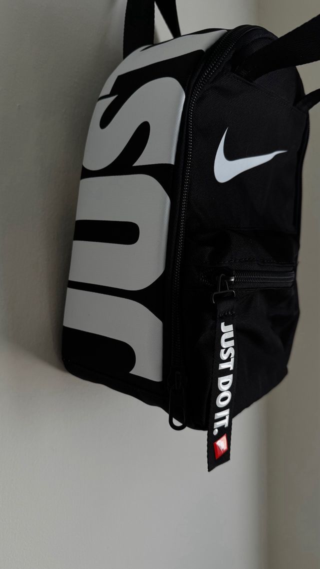 Nevera portalimentos Nike Negra y Blanca