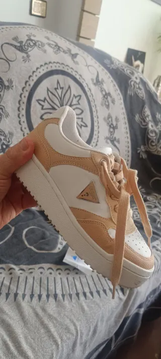 Botín Guess Beige y Blanco