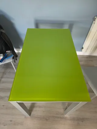 Mesa cristal verde y metal
 Sos sillas de madera.