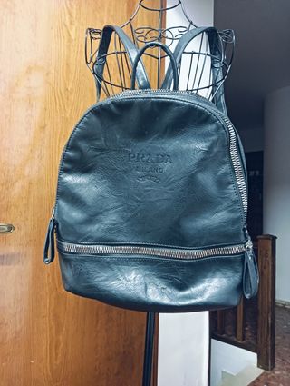 Mochila Prada Negra,tiene un poco desconchado,corr