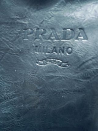 Mochila Prada Negra,tiene un poco desconchado,corr
