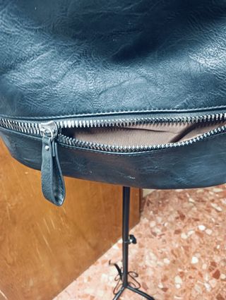 Mochila Prada Negra,tiene un poco desconchado,corr