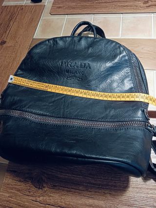 Mochila Prada Negra,tiene un poco desconchado,corr