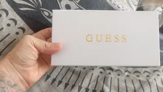 Cartera Guess Blanca y Dorada