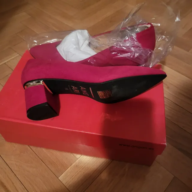 Zapatos Angari Talla 35 Rojo con Detalle Dorado