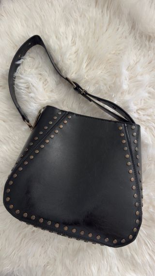 Mala de ombro média preta com tachas