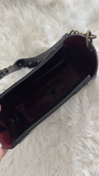 Mala de ombro média preta com tachas