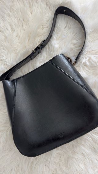 Mala de ombro média preta com tachas