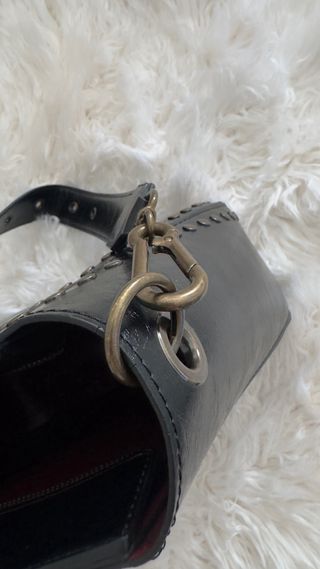 Mala de ombro média preta com tachas