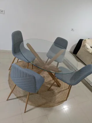 Mesa redonda cristal y 4 sillas
(120cm)