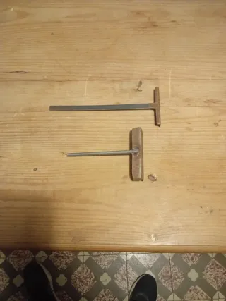 Escantillones de metal y madera