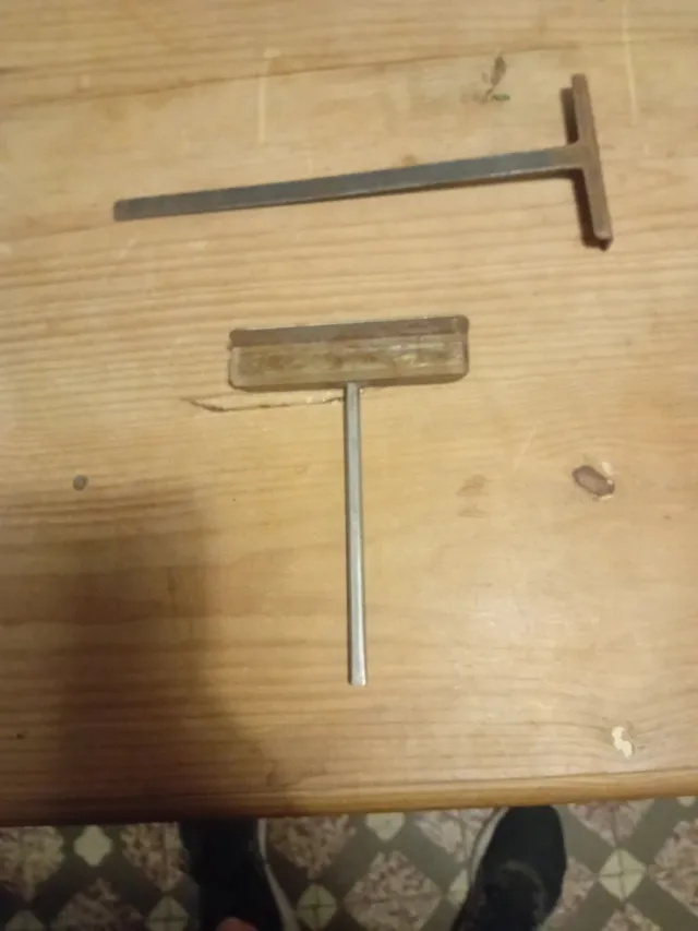 Escantillones de metal y madera