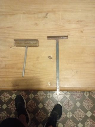 Escantillones de metal y madera
