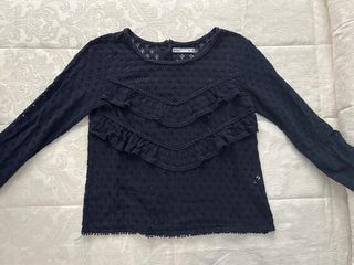 Camiseta azul marino con volantes