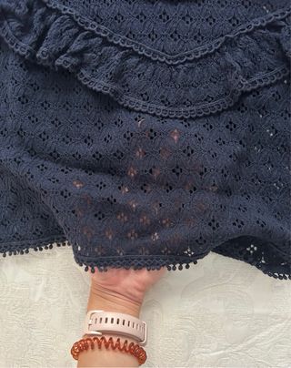 Camiseta azul marino con volantes