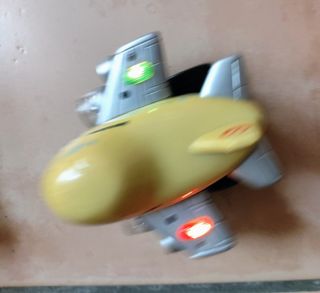 Navidad! Avión de juguete con luces y movimiento.