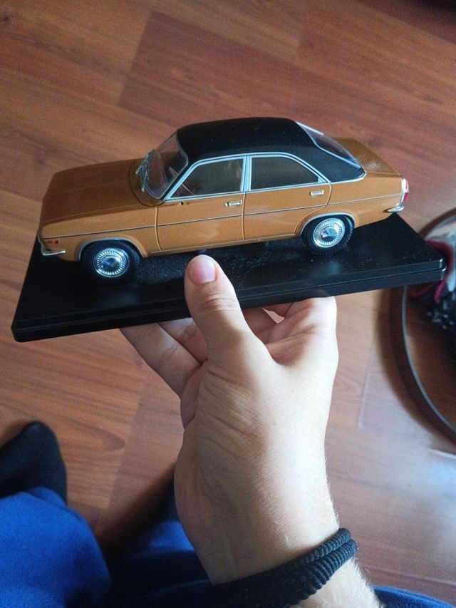 Coche retro Chrysler 180 1975