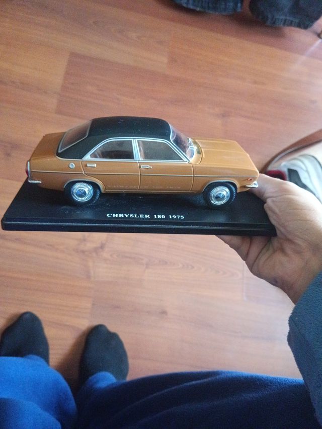 Coche retro Chrysler 180 1975
