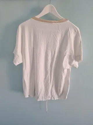Camiseta blanca con estampado floral dorado