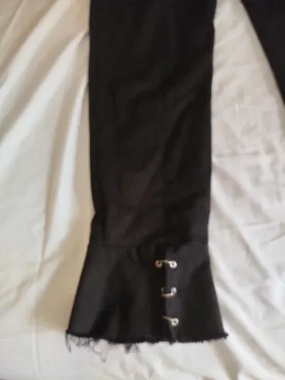 Pantalones negros con volantes