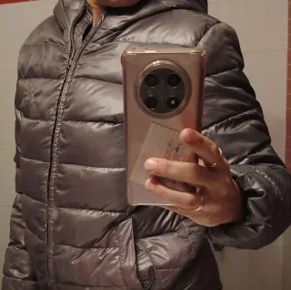 Plumífero Benetton plateado con capucha