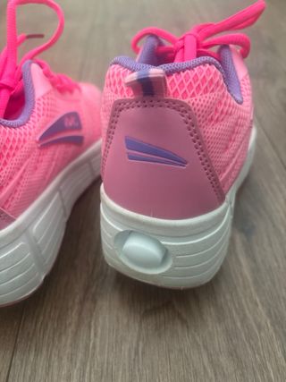 Zapatillas con ruedas rosas y moradas talla 31